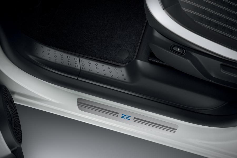 Детали интерьера Renault Twingo Z.E. 2020 года  (WW) (фото 8 из 27)